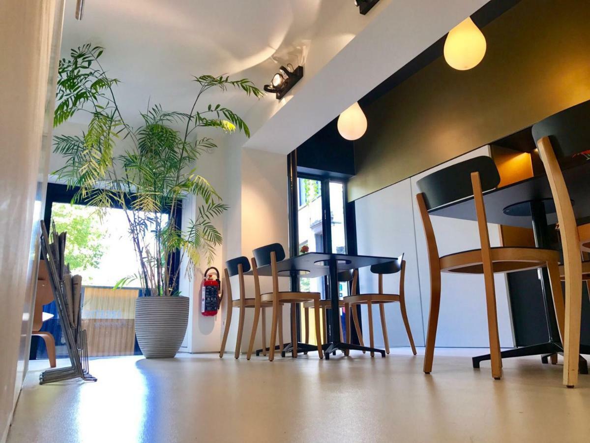 B&B Yellow Submarine Antwerpen Bagian luar foto