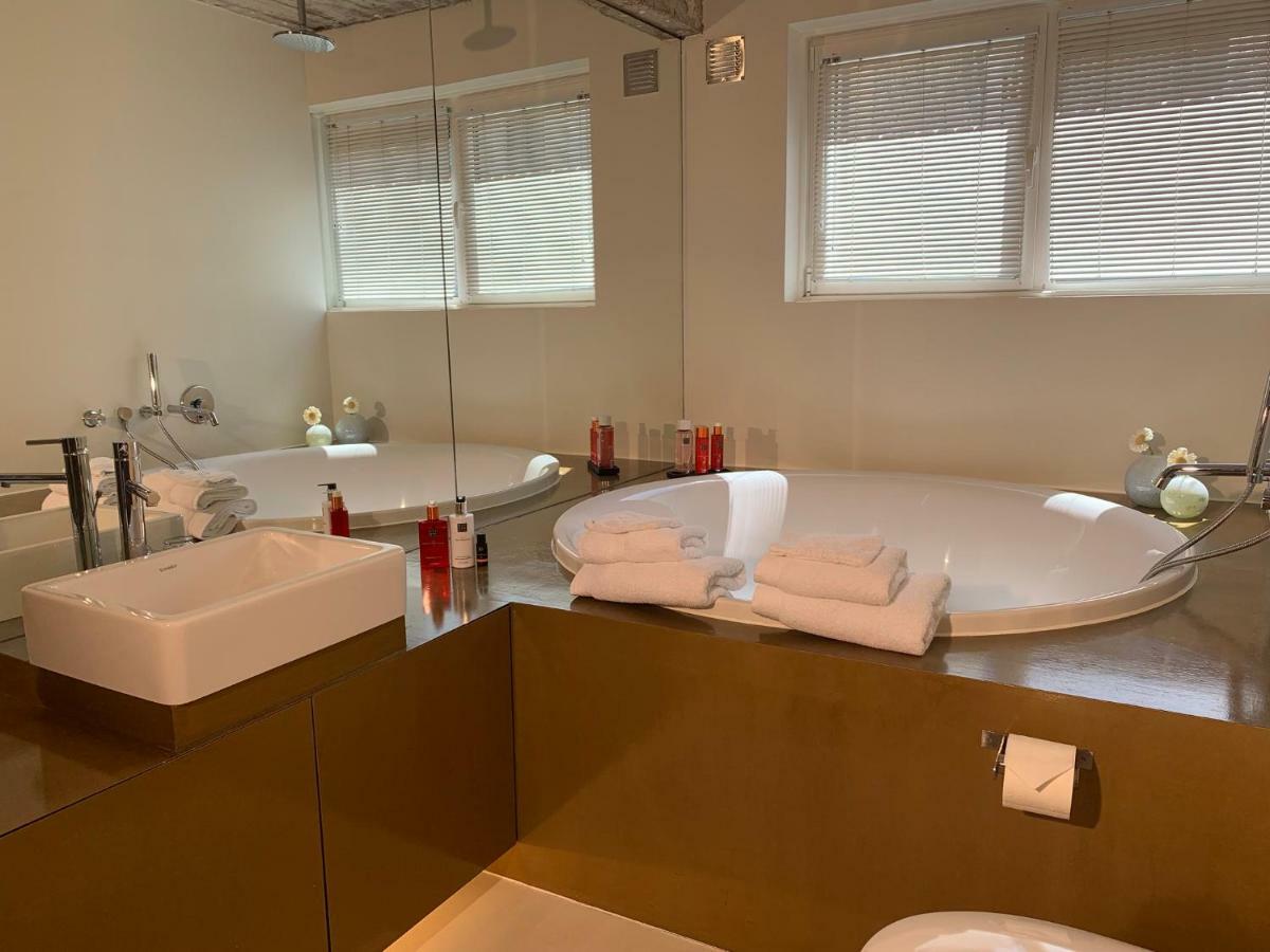 B&B Yellow Submarine Antwerpen Bagian luar foto