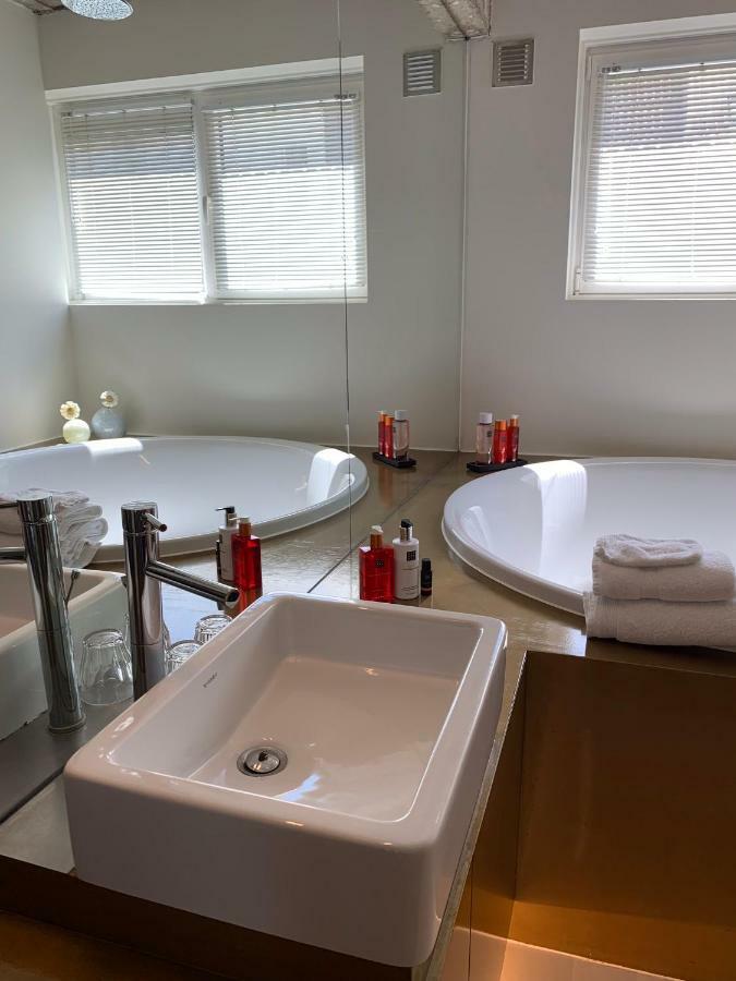 B&B Yellow Submarine Antwerpen Bagian luar foto