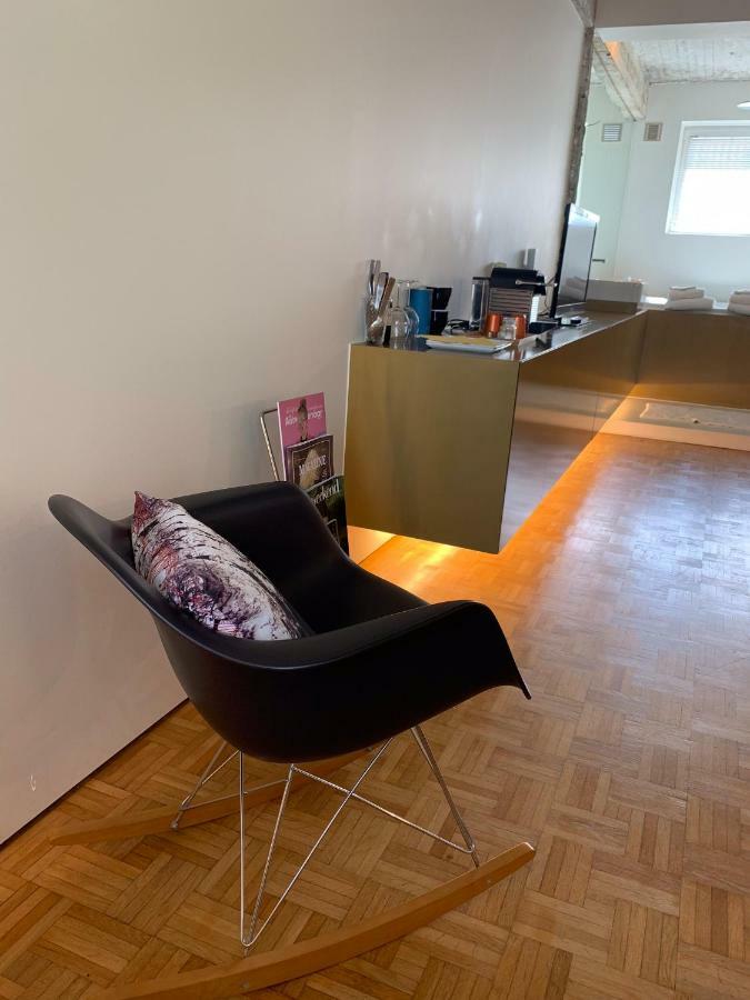 B&B Yellow Submarine Antwerpen Bagian luar foto
